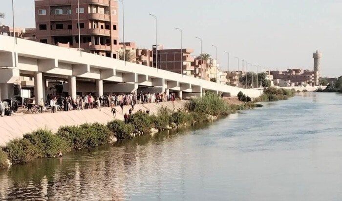 انتشال جثة شاب غريق داخل مياه الرياح التوفيقي بالقليوبية