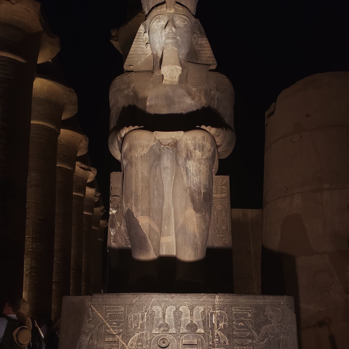 سحر وجمال تماثيل الملوك بمعبد الأقصر والإضاءة الليلة للمعبد سحر وجمال تماثيل الملوك بمعبد الأقصر والإضاءة الليلة للمعبد