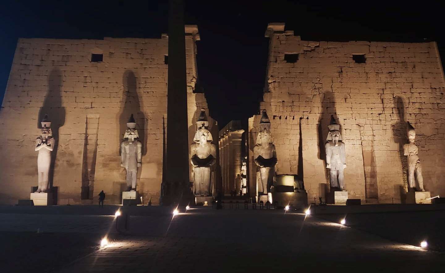 سحر واجهة معبد الأقصر ليلاً سحر واجهة معبد الأقصر ليلاً