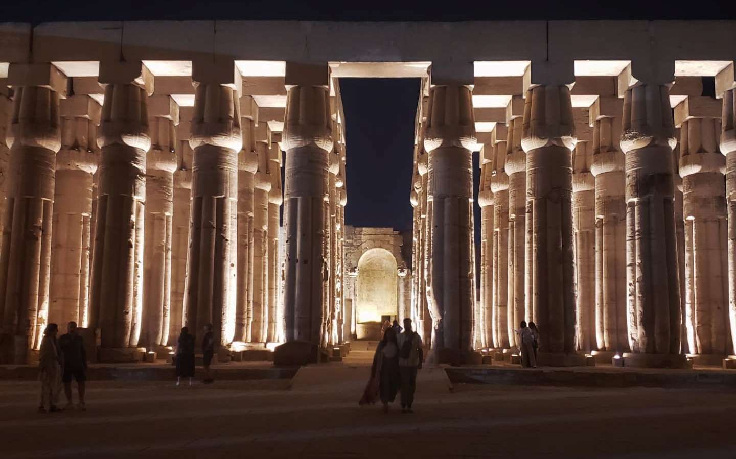 الإضاءة الليلة لمعبد الأقصر تجذب سياح العالم الإضاءة الليلة لمعبد الأقصر تجذب سياح العالم