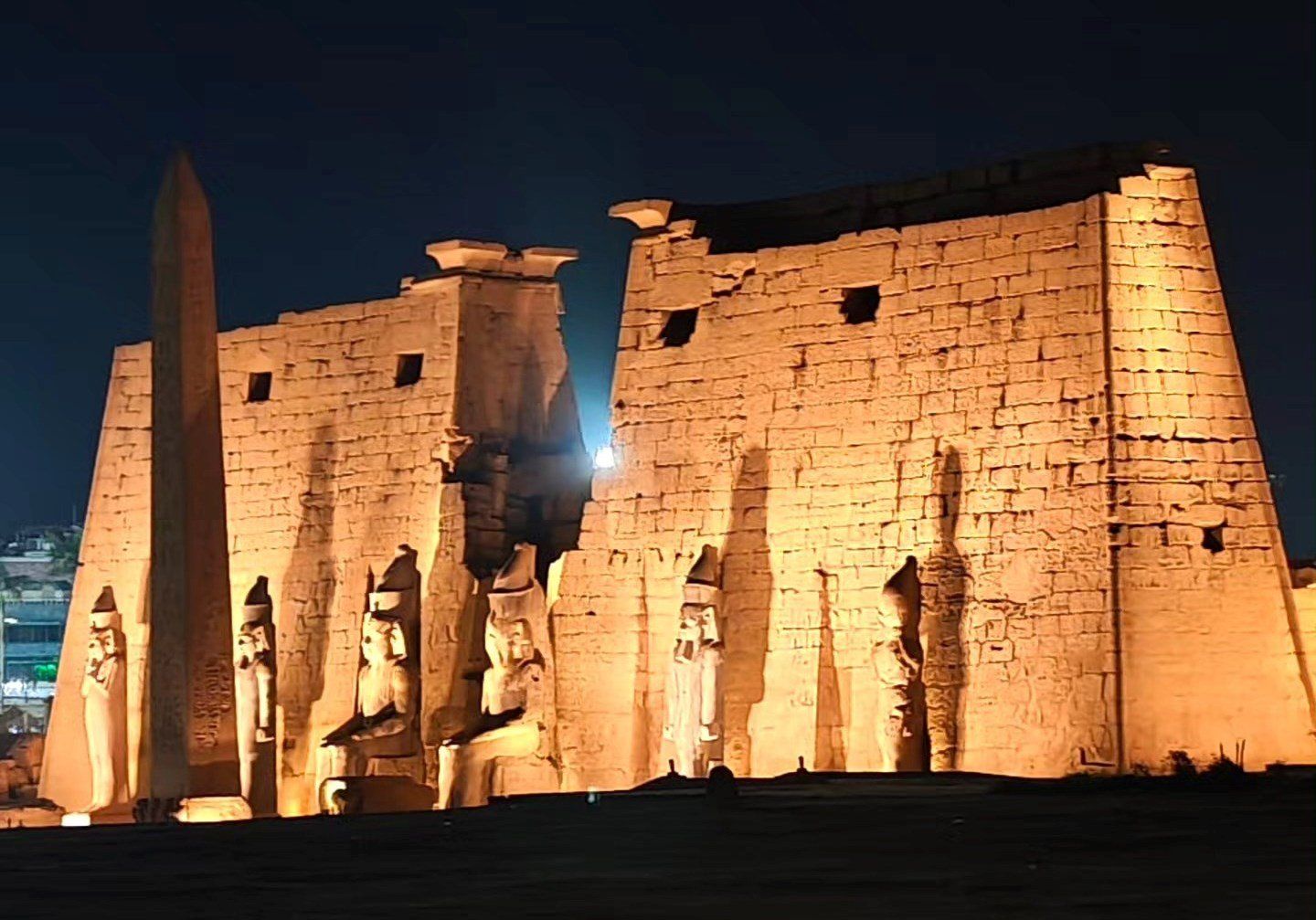 واجهة معبد الأقصر بسحر الإضاءة الليلة واجهة معبد الأقصر بسحر الإضاءة الليلة
