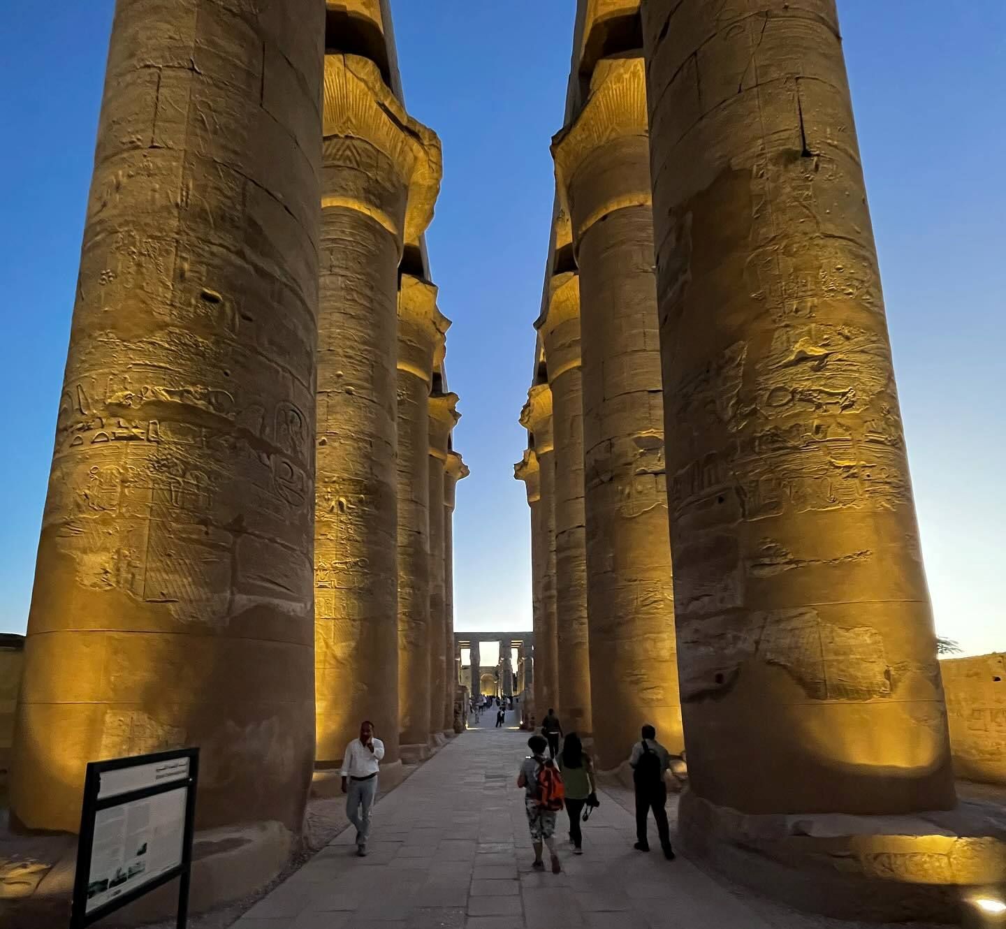 الإقبال السياحى فى معبد الأقصر مساءاً الإقبال السياحى فى معبد الأقصر مساءاً
