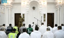 حجاج بيت الله يؤدون صلاتي المغرب والعشاء بمزدلفة