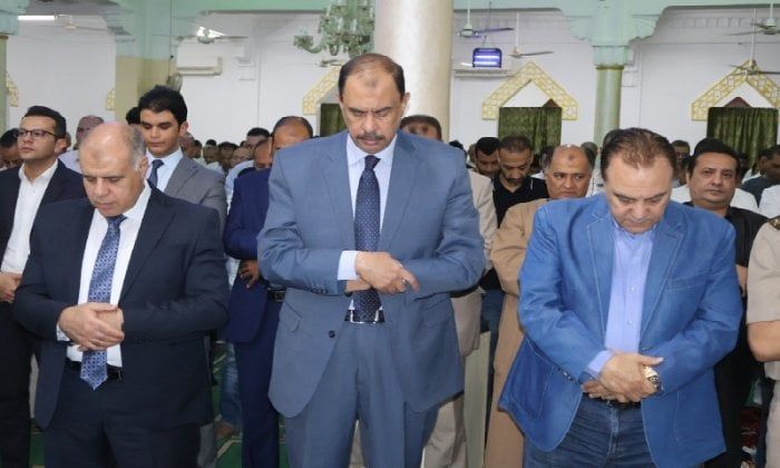 بمشاركة كبار القيادات: محافظ سوهاج يؤدي صلاة العيد بمدينة ناصر ويتبادل التهاني مع الأهالي