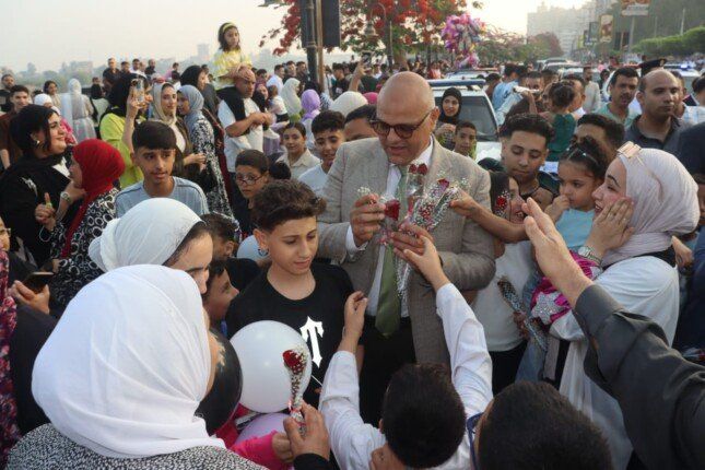 محافظ القليوبية ورئيس جامعة بنها يوزعان الورود على المواطنين احتفالا بعيد الأضحي