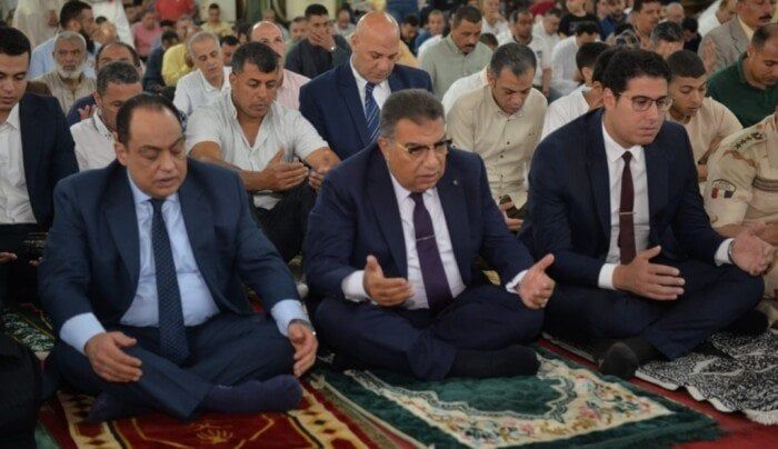 محافظ الدقهلية ومدير الأمن يؤديان صلاة عيد الأضحى المبارك بمسجد النصر بالمنصورة