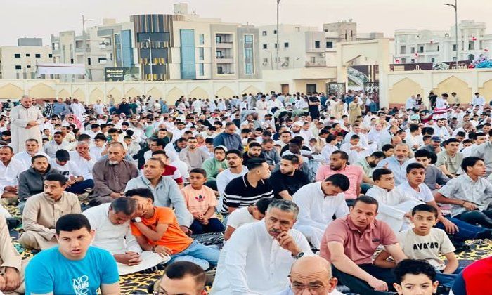 حشود كبيرة من المصلين يؤدون صلاة العيد بالمجمع الاسلامي بمدينة السادات