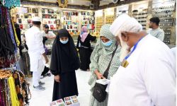 تسوق الهدايا قبل العودة إلى الأوطان
