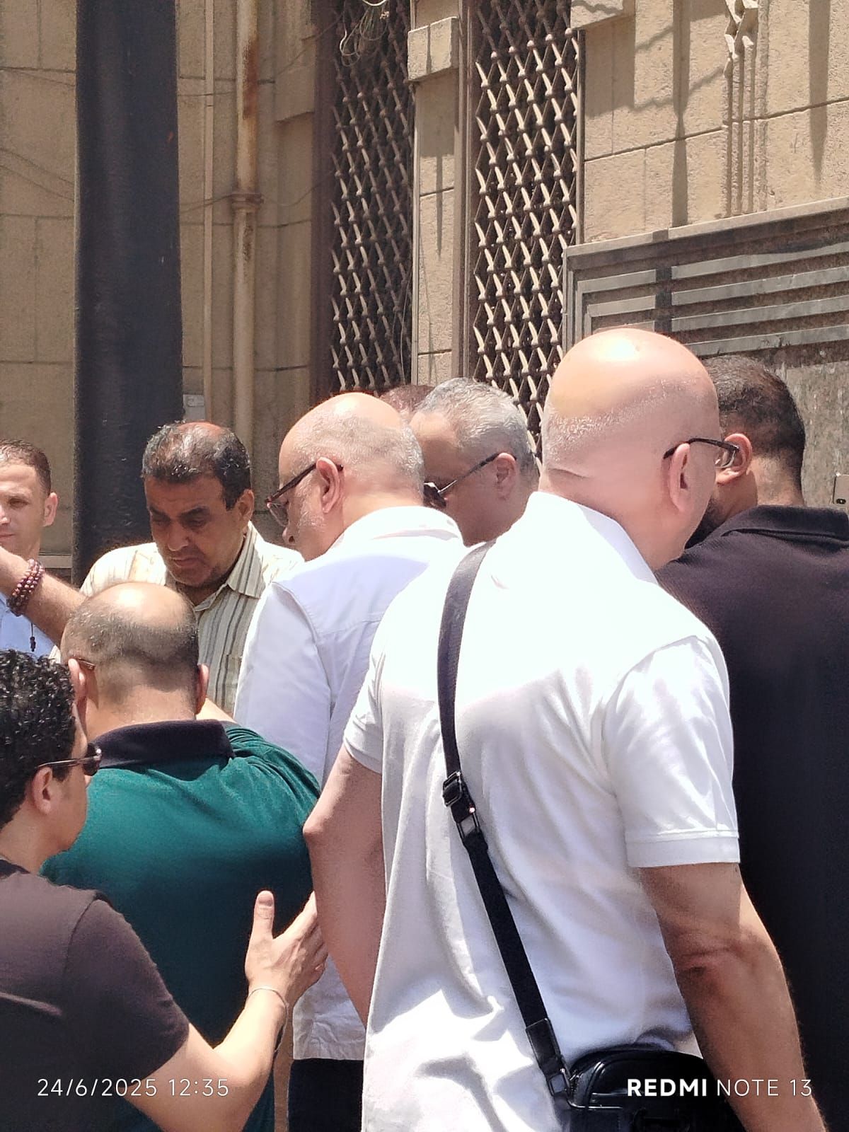 وصول جثمان الكاتب الصحفي محمد عبد المنعم