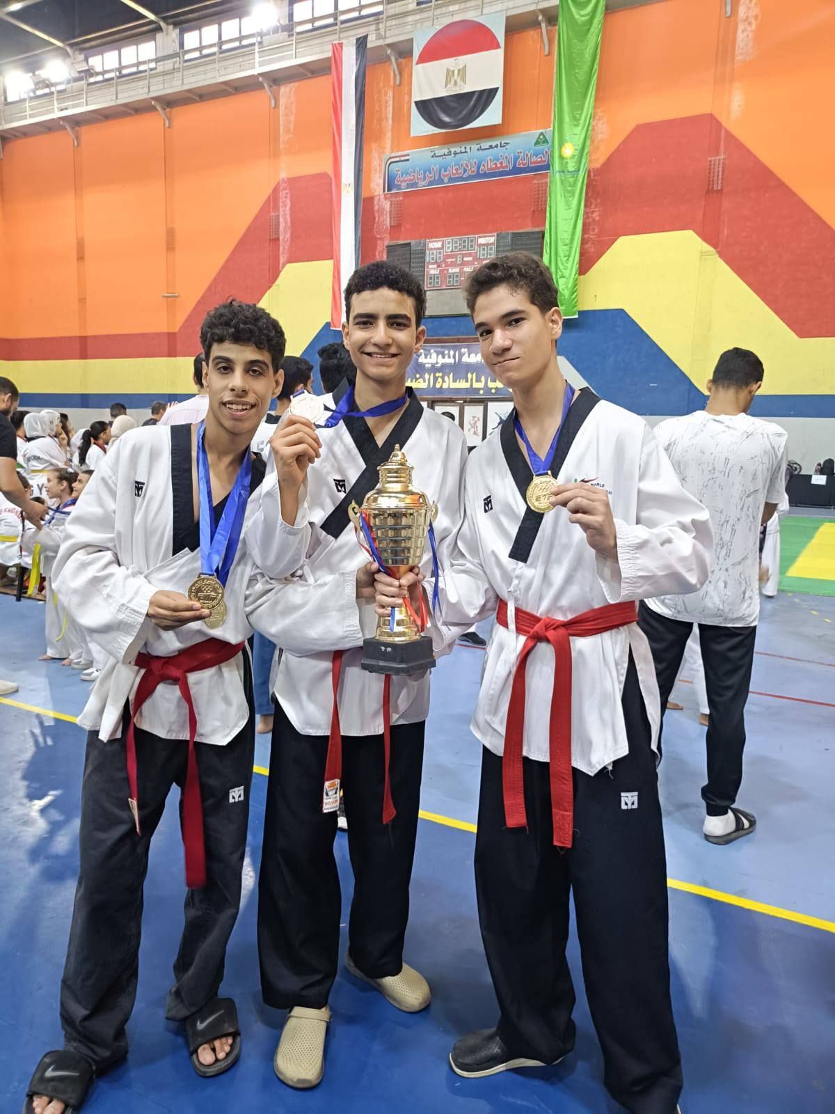 قد تكون صورة ‏‏‏‏٤‏ أشخاص‏، و‏أشخاص يؤدون الفنون القتالية‏‏ و‏نص‏‏