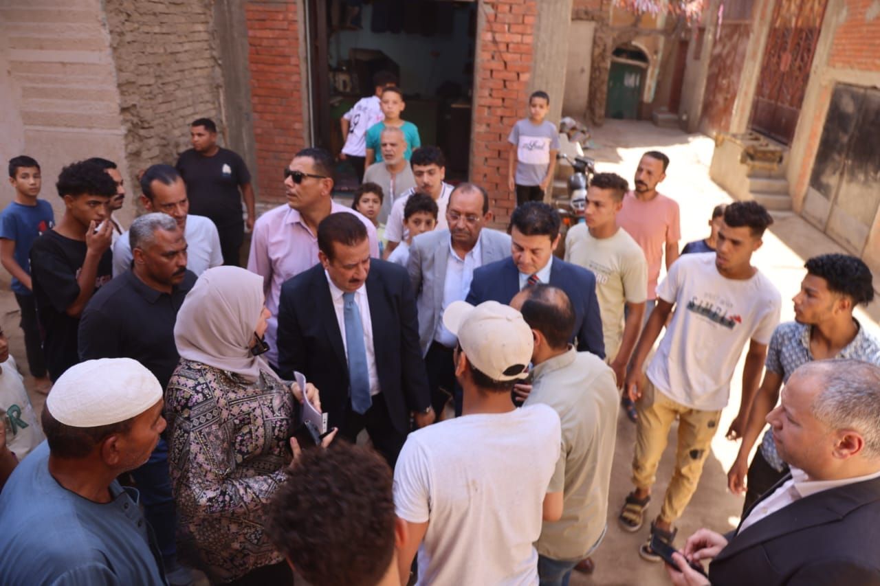 محافظ المنوفية خلال تقديم واجب العزاء (3) محافظ المنوفية خلال تقديم واجب العزاء (3)