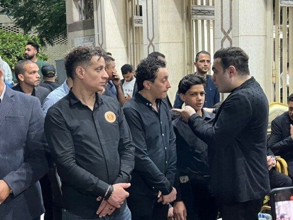 انهيار نجل أحمد عامر خلال عزاء والده «صور»