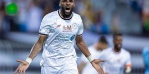 ظهر عاريًا وتعرض للابتزاز، ماذا تعرف عن مهاجم الزمالك المحتمل خارج الملعب؟