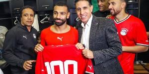 منتخب مصر يحتفل بوصول محمد صلاح للمباراة رقم 100