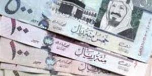 سعر الريال السعودي اليوم الجمعة في البنوك وماكينات الصرف الآلي والسوق السوداء