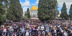 نحو 50 ألف فلسطيني يؤدون صلاة الجمعة بالمسجد الأقصى