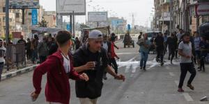 الجيش الإسرائيلي يقر باستهداف المدنيين.. عشرات القتلى من الفلسطينيين أثناء انتظارهم المساعدات في غزة