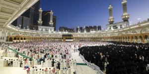 الحجاج يبدأون رمي "جمرة العقبة" الكبرى في مشعر منى