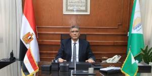 المحافظ يؤدى الصلاة ويهنئ المواطنين من مسجد مصطفى محمود