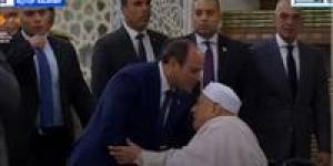 تقدير للعلم والعلماء..الرئيس السيسي يقبل رأس أحمد عمر هاشم في صلاة عيد الأضحى المبارك