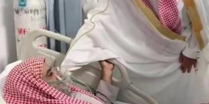 محافظ الخرمة يزور المرضى المنومين ويهنئهم بالعيد