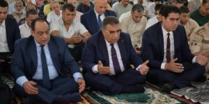 محافظ الدقهلية ومدير الأمن يؤديان صلاة عيد الأضحى المبارك بمسجد النصر بالمنصورة