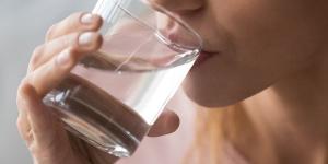 هل جربت شرب الماء ساخنًا في الصيف؟ دراسة تكشف فوائد مدهشة للصحة