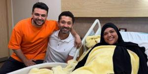 زوجة كريم الحسيني تتعرض لوعكة صحية وكريم محمود عبد العزيز يزورها بالمستشفى