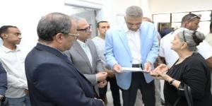 محافظ أسوان يتابع ميدانياً تشغيل منظومة التأمين الصحي الشامل