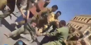 من الجيش إلى السحل في الأسواق.. شاهد بالفيديو هكذا أهان الحوثيون بائعًا متجولًا في صنعاء