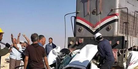 «السواق ساب العربية وجري»، تصادم مروع لقطار بسيارة في مطروح (صور)