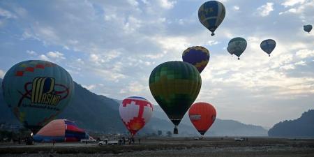 "مناطيد الهواء الساخن" في النيبال تزين السماء بالألوان