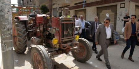 محافظ الدقهلية يأمر بالتحفظ على جرار بمقطورة لإلقائه مخلفات هدم وبناء على الطريق العام
