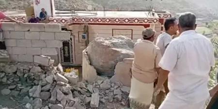 سقوط صخرة هائلة من قمة جبل على منازل مواطنين بمحافظة الضالع وعناية الله تتدخل ”فيديو”