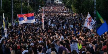 آلاف الأشخاص تظاهروا في صربيا مطالبين بإجراء انتخابات مبكرة