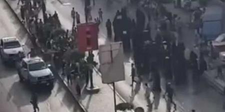 مدير أمن عدن يوقف جنديًا ويحيله للتحقيق بعد اعتداء لفظي على متظاهرات في الشارع الرئيسي
