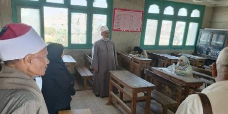 طلاب القسم العلمي بالشهادة الثانوية الأزهرية بسوهاج يؤدون امتحان الفقه