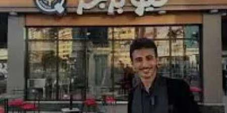 ”بين شوارع القاهرة وأضواء النجاح.. قصة مشهور يمني حوّل اليأس إلى إرث استثماري”