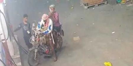 كاميرا مراقبة تكشف جريمة مروعة في تعز.. استدرجوه بذريعة “مشوار” وذبحوه بدم بارد