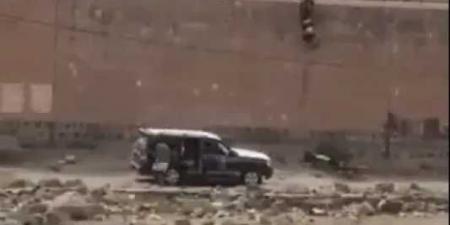 بينهم متهم بقتل قيادي كبير.. شاهد لحظة تهريب سجناء من سجن حوثي بذمار (فيديو)