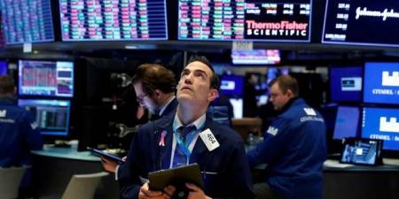 انخفاض العقود الآجلة للأسهم الأمريكية وارتفاع الدولار بعد موجة بيع