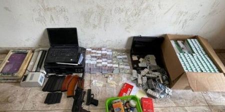 الجيش: مقتل مطلوب خطير بتبادل لاطلاق النار مع دورية للجيش خلال مداهمة منزله في بريتال وضبط أسلحة وممنوعات
