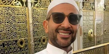 بالفيديو.. الفنان أحمد سعد يتلو القرآن من المسجد النبوي ويزيل الوشم قبل الحج