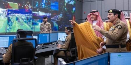 وزير الداخلية يتابع سير العمل في مركز عمليات الحج بمقر الأمن العام في مشعر منى