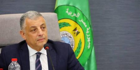 محافظ الإسماعيلية يطمئن على حجاج الجمعيات الأهلية  