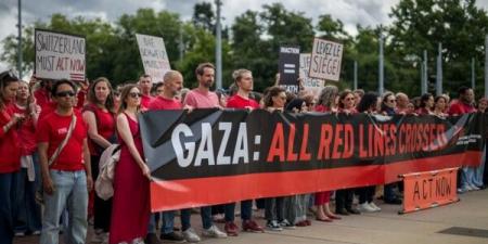متظاهرون مؤيدون للفلسطينيين عرقلوا الحركة في محطتين للقطارات في سويسرا