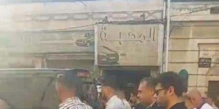 تشييع جثمان ضحية عاصفة الإسكندرية إثر سقوط شرفة عقار عليه.. فيديو