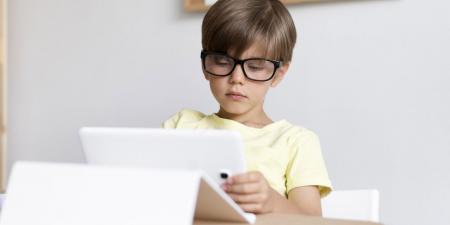 جيل الأجهزة الذكية.. نظارات طبية تلازم وجوه الأطفال