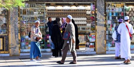 ضيوف الرحمن يختتمون زيارتهم للمدينة المنورة بالتسوّق واقتناء الهدايا التذكارية