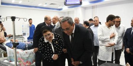 محافظ قنا يزور مصابي حادث منتدبي امتحانات الثانوية بدشنا ويوجه بتقديم الدعم الطبي والاجتماعي